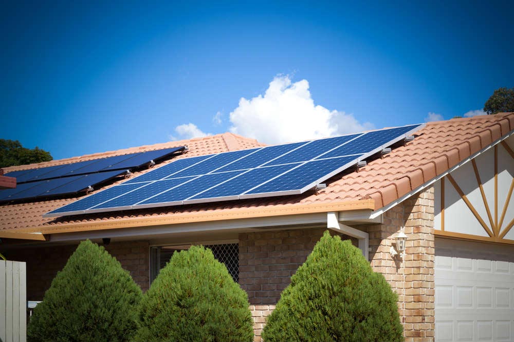 casa ecologica con pannelli solari sul tetto