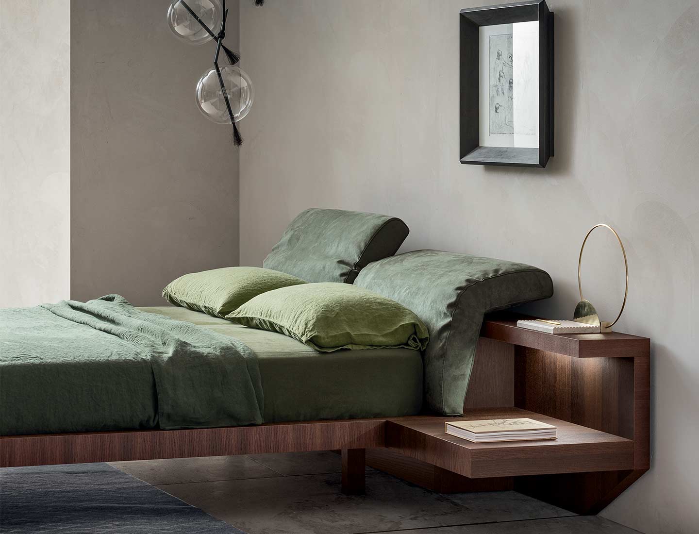 letto in legno con comodini integrati