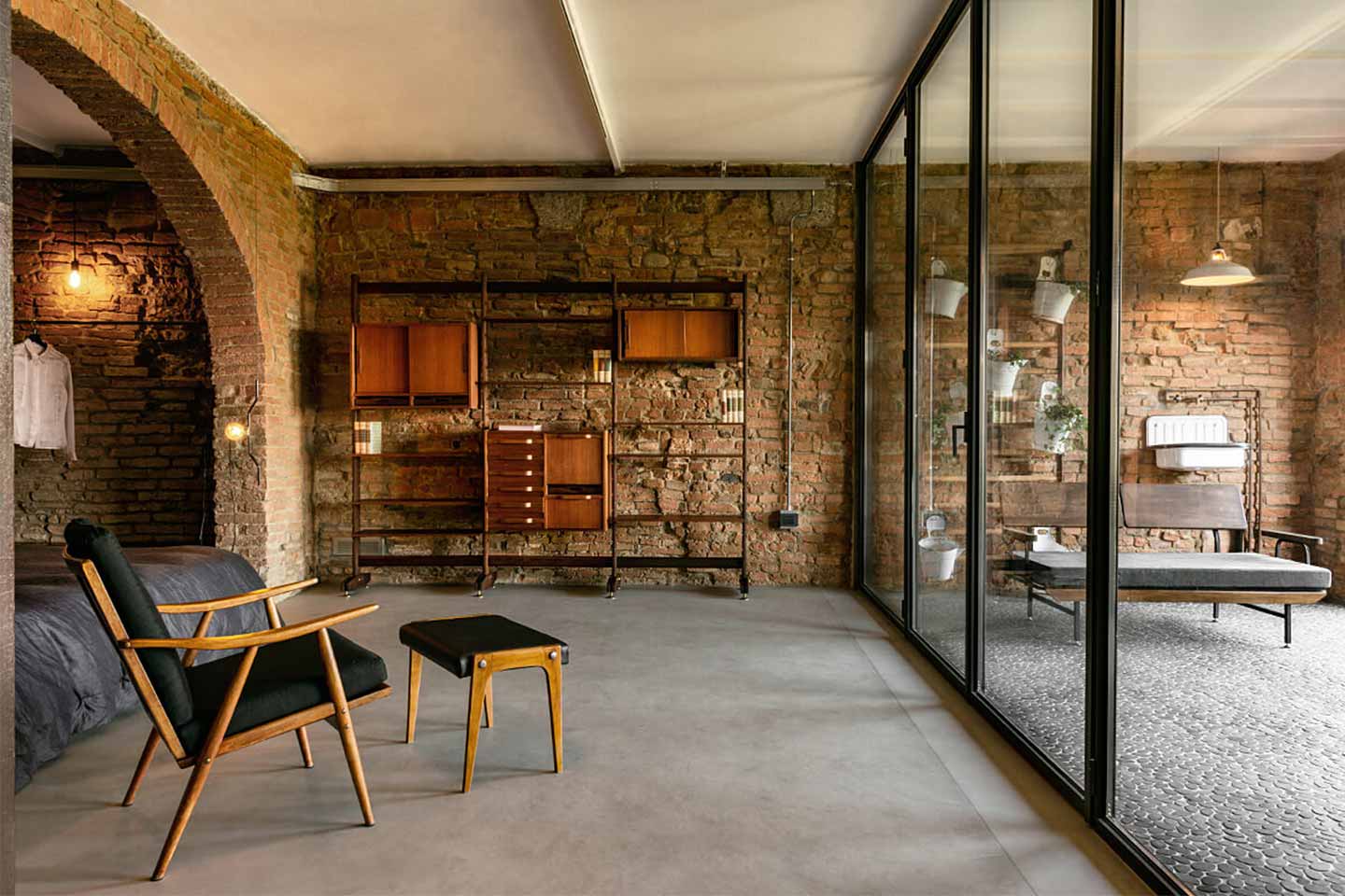 camera stile industriale con pareti di mattoni