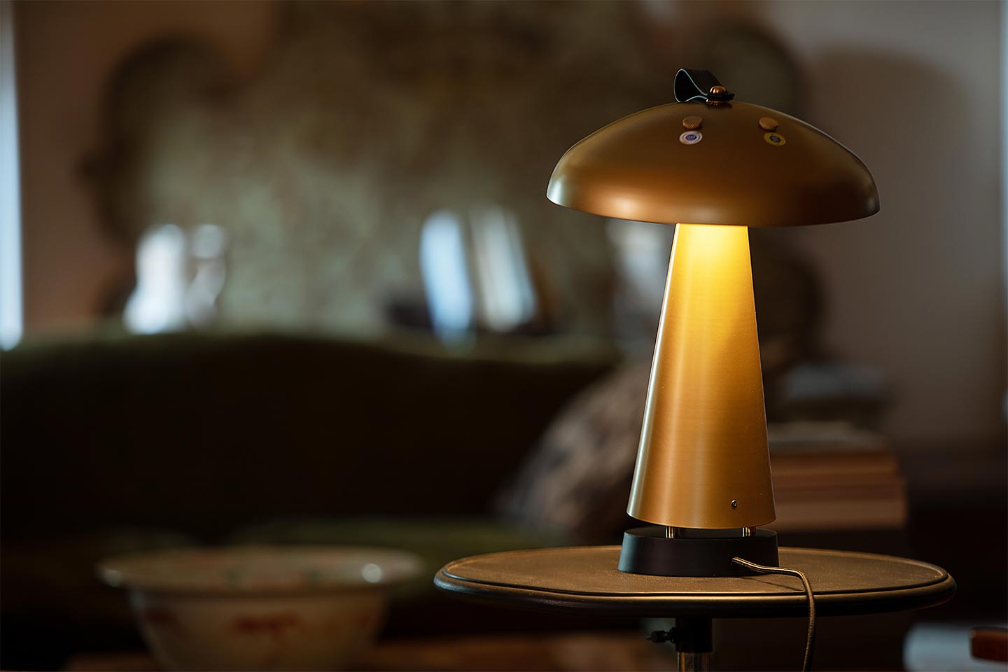 lampada da tavolo che illumina e sanifica la superficie