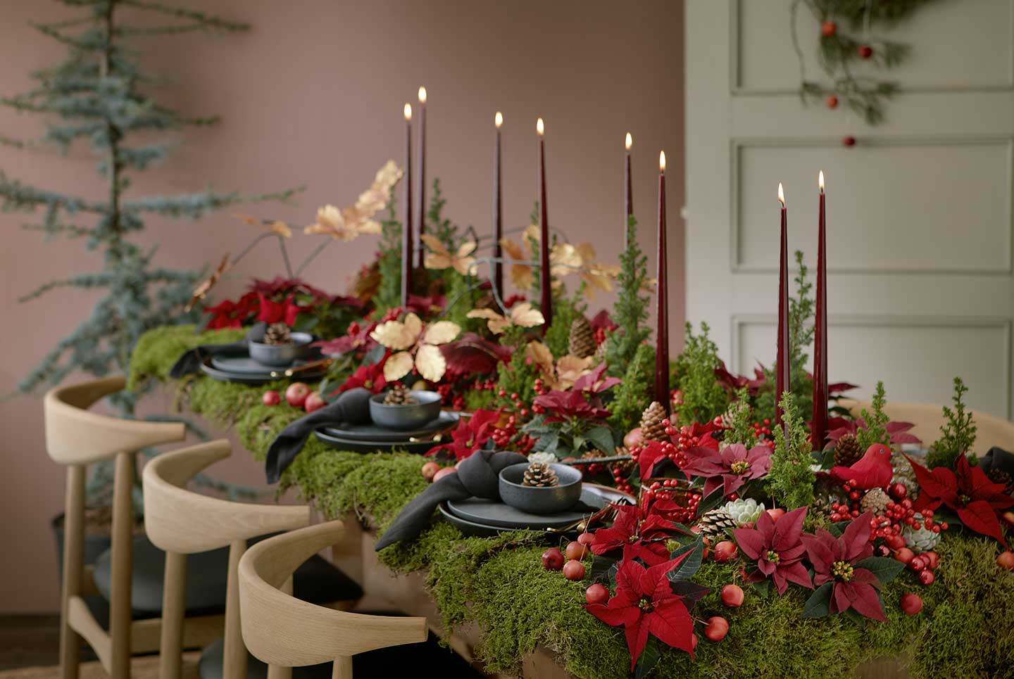 tavola di Natale decorata come un bosco