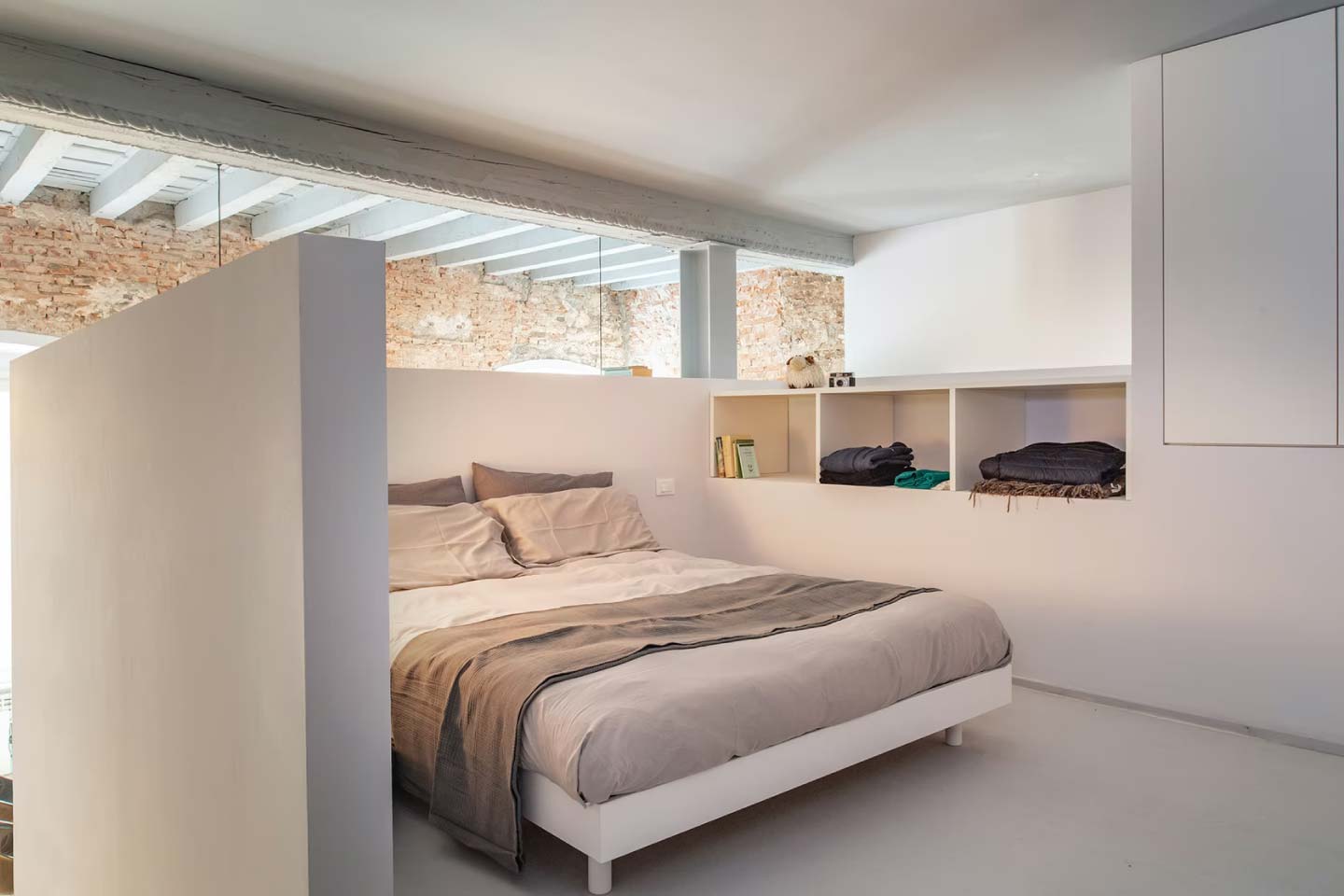 camera da letto soppalcata in un loft piccolo 