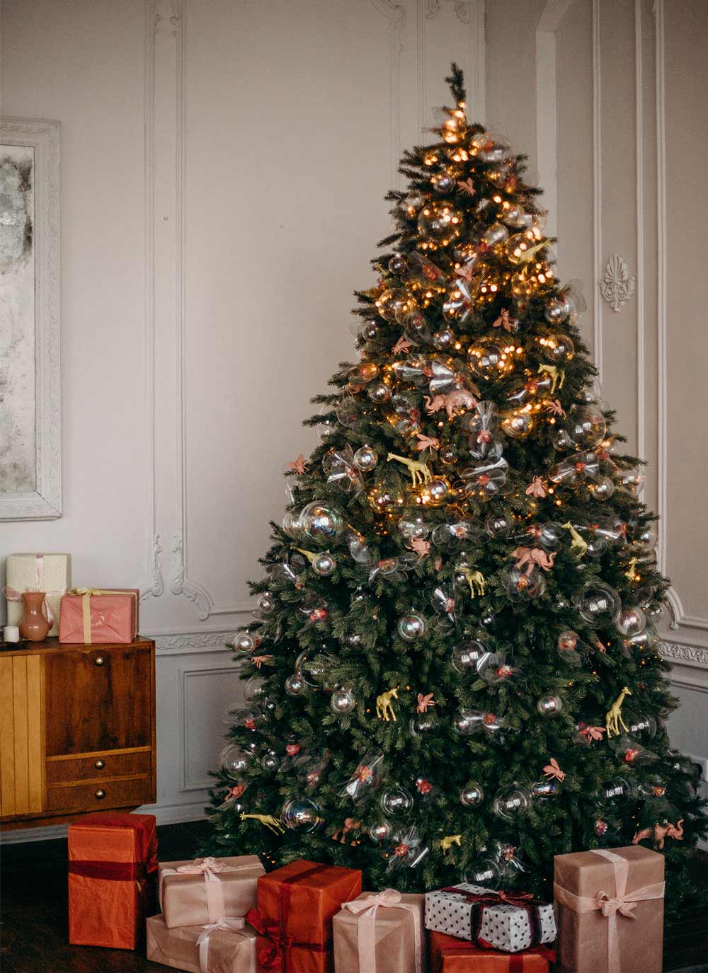 albero di Natale con addobbi disposti correttamente